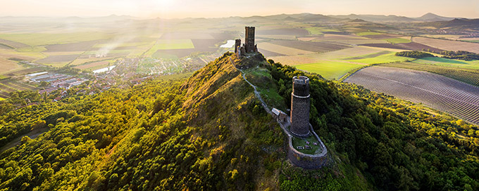 Weinberg unterhalb der Hasenburg im Böhmischen Mittelgebirge. (Bildquelle: Jaroslav Mares/CzechTouri