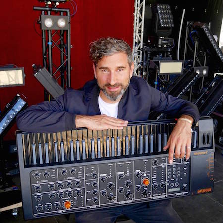 'Mark Forster'-Keyboarder Christopher Noodt setzt auf Studiologic Sledge Black Edition. 'Mark Forster'-Keyboarder Christopher Noodt setzt auf Studiologic Sledge Black Edition.