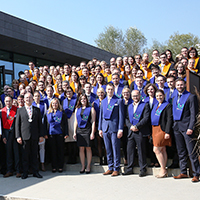 Gruppenfoto aller anwesenden Bachelor- (Orange) und Master-Absolventen (Blau) mit Rektor Schneck Gruppenfoto aller anwesenden Bachelor- (Orange) und Master-Absolventen (Blau) mit Rektor Schneck