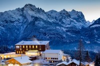 Hotelansicht vor Bergkulisse