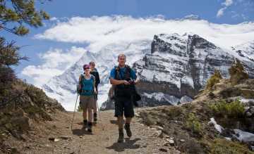 Aktivurlauber erobern den Panorama-Trek Khopra Danda im Annapurna-Gebiet. Aktivurlauber erobern den Panorama-Trek Khopra Danda im Annapurna-Gebiet.