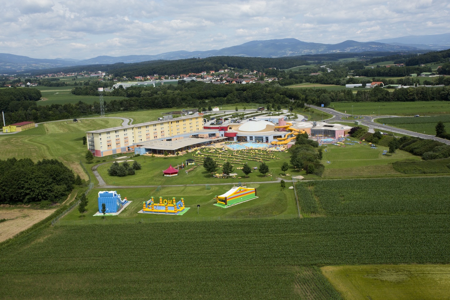 Aussenansicht der H2O Erlebnistherme Bad Waltersdorf (Bildquelle: @H2O Hoteltherme Bad Waltersdorf) Aussenansicht der H2O Erlebnistherme Bad Waltersdorf (Bildquelle: @H2O Hoteltherme Bad Waltersdorf)