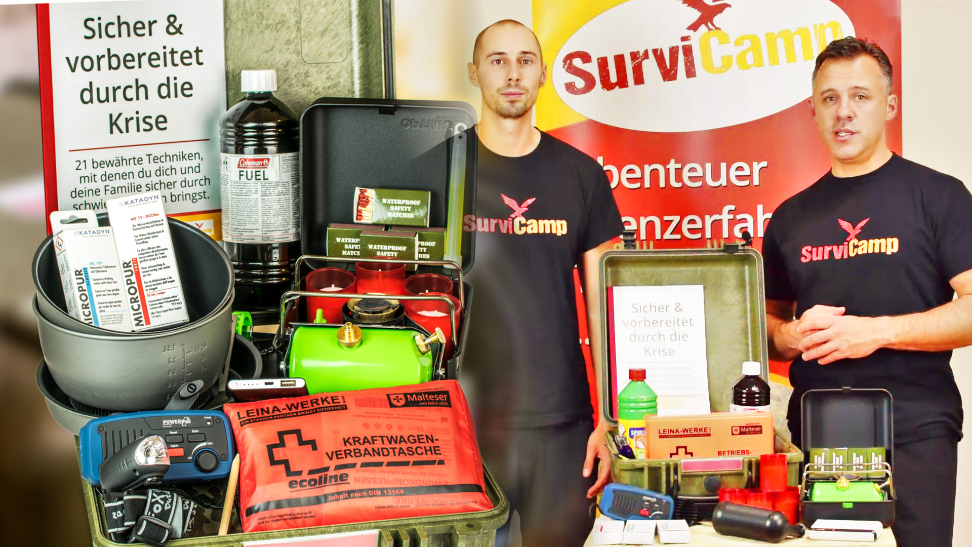 Benjamin Arlet und Daniel Schäfer von SurviCamp stellen den Krisen-Koffer vor.