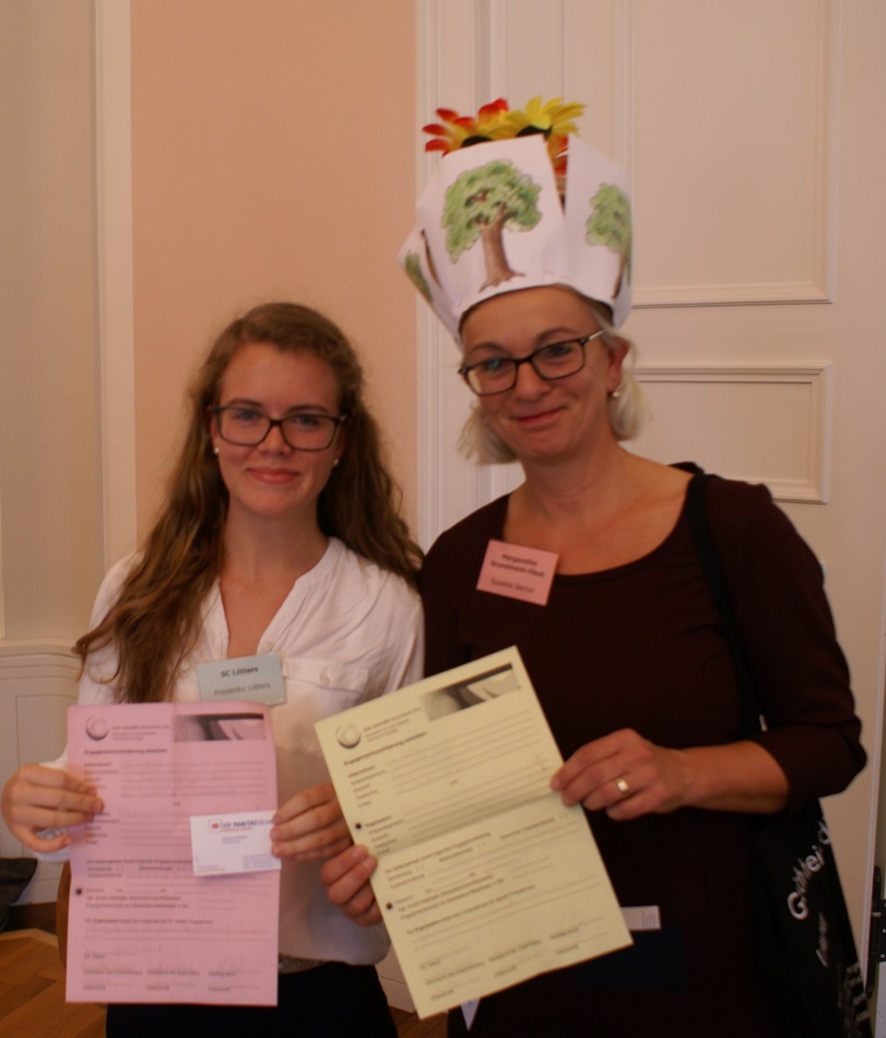 Friederike Lötters und Susanne Seichter bei der Vertragsunterzeichnung Friederike Lötters und Susanne Seichter bei der Vertragsunterzeichnung