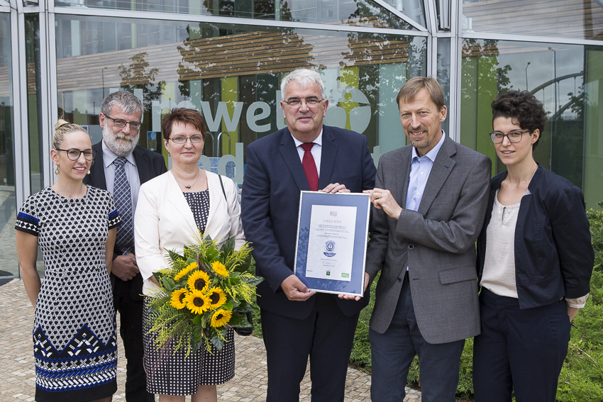 SAKRET erhält den Blauen Engel im Umweltbundesamt in Dessau.V.Lin.Re.Petra Meier,Thomas Utermöller,D SAKRET erhält den Blauen Engel im Umweltbundesamt in Dessau.V.Lin.Re.Petra Meier,Thomas Utermöller,D