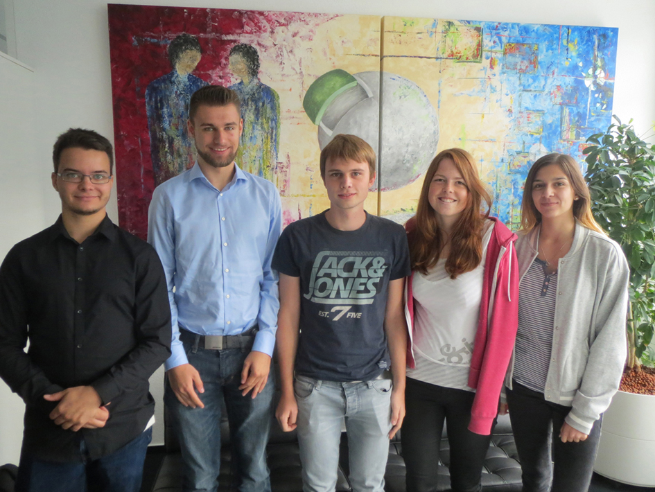 Fünf neue Azubis und Studierende an Bord bei REALTECH (Bildquelle: REALTECH Deutschland) Fünf neue Azubis und Studierende an Bord bei REALTECH (Bildquelle: REALTECH Deutschland)