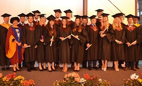 v.li. Prof.Dr. M.Nagy, Prof.Dr. D.Sanchez Bengoa, Absolventen, Prof.Dr. H.R. Kaufmann. Foto: Motzko v.li. Prof.Dr. M.Nagy, Prof.Dr. D.Sanchez Bengoa, Absolventen, Prof.Dr. H.R. Kaufmann. Foto: Motzko