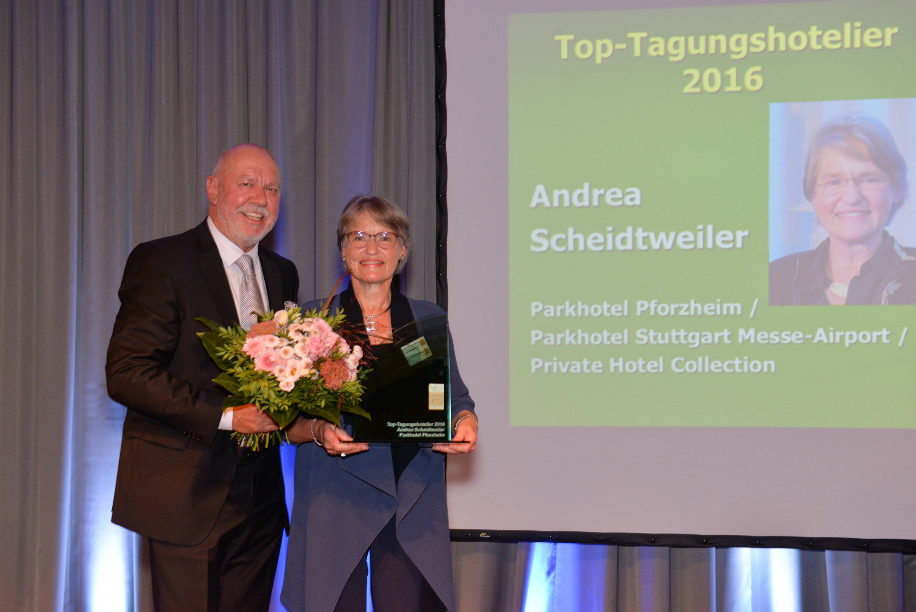 Klaus Michael Schindlmeierüberreicht den Preis an Andrea Scheidtweiler Klaus Michael Schindlmeierüberreicht den Preis an Andrea Scheidtweiler