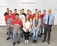 Neue Auszubildende und StudiumPlus-Studierende bei Pfeiffer Vacuum mit Personalleiter Oliver Conradi