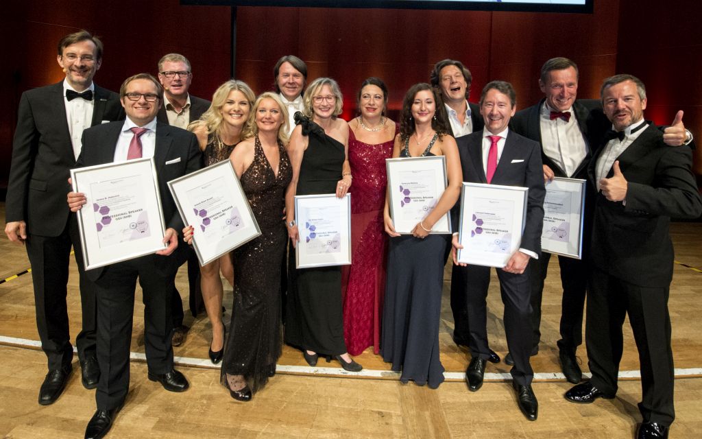 Absolventen und Absolventinnen der GSA University - Lehrgang 2015/16 (Bildquelle:©Studio Hellhörig/J