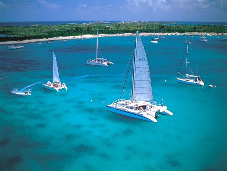 Katamarane und Segler vor Palomino Island an derNordost-Kueste (Bildquelle: Puerto Rico Tourism Comp Katamarane und Segler vor Palomino Island an derNordost-Kueste (Bildquelle: Puerto Rico Tourism Comp