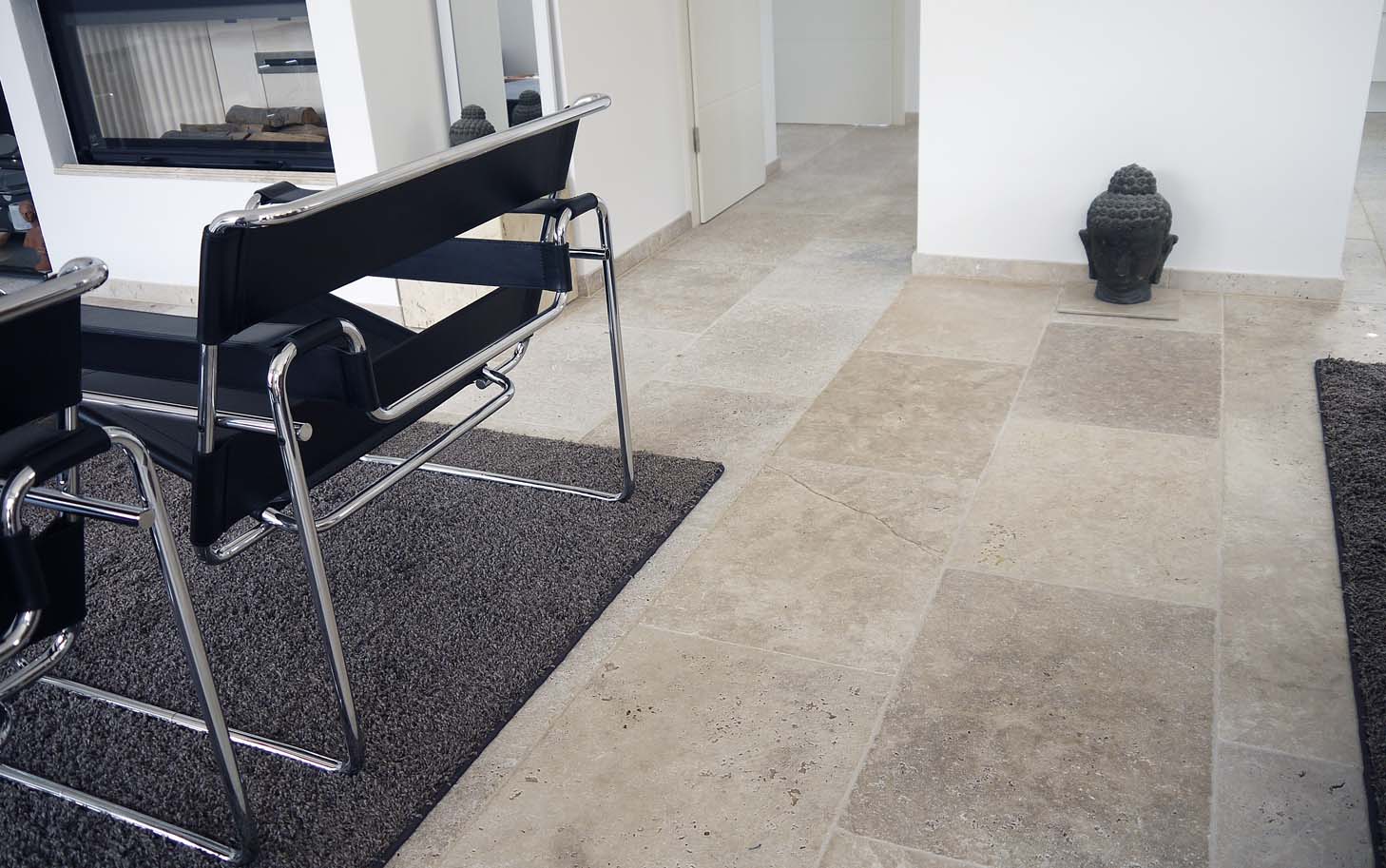 Travertin Natursteinboden im Wohnzimmer Travertin Natursteinboden im Wohnzimmer