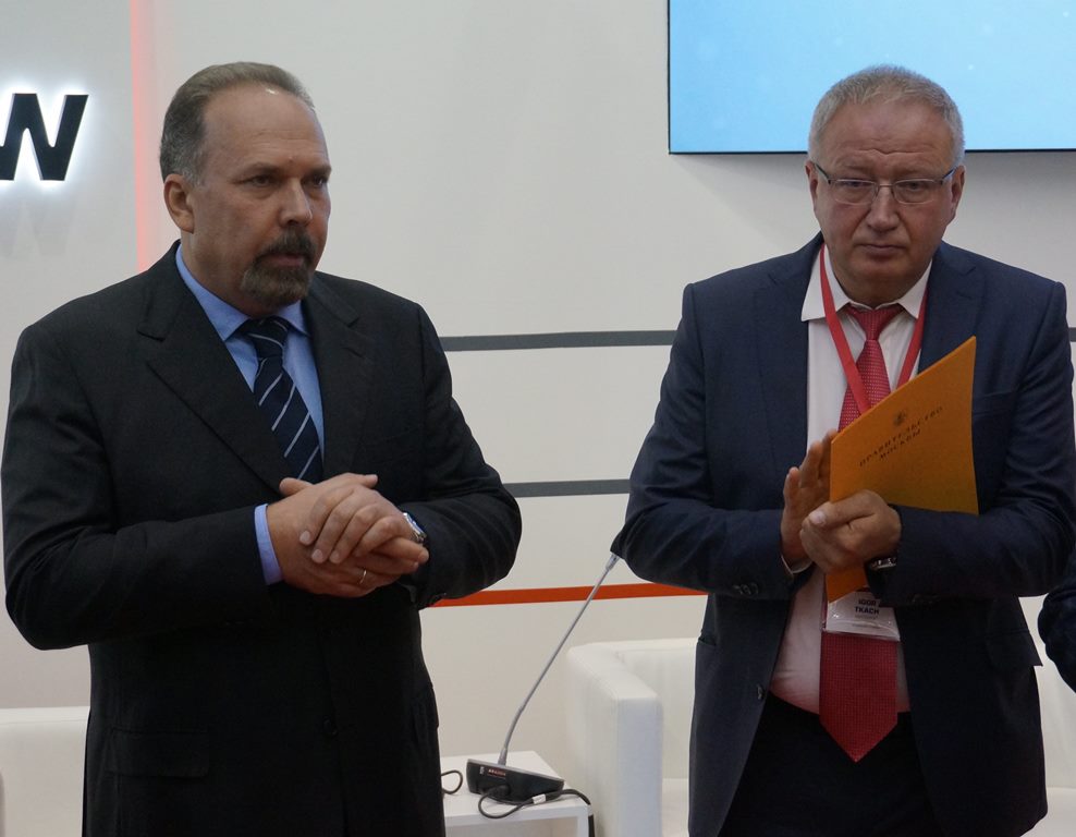 Igor Tkatsch (rechts) bei der Eröffnung des Messestandes. Igor Tkatsch (rechts) bei der Eröffnung des Messestandes.