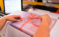 Jede Fashionette-Bestellung wird im BFS-Logistikzentrum Weismain aufwändig verpackt.