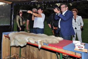 Am Schießstand durften die Gäste ihr Können mit der Waffe beweisen. (Bild: SMIC!) Am Schießstand durften die Gäste ihr Können mit der Waffe beweisen. (Bild: SMIC!)