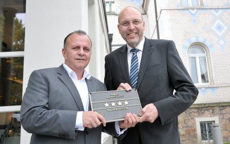 OB Olaf Raschke (re.)übergibt Hoteldirektor Stefan Schwind (li.) die Vier-Sterne-Superior-Tafel OB Olaf Raschke (re.)übergibt Hoteldirektor Stefan Schwind (li.) die Vier-Sterne-Superior-Tafel