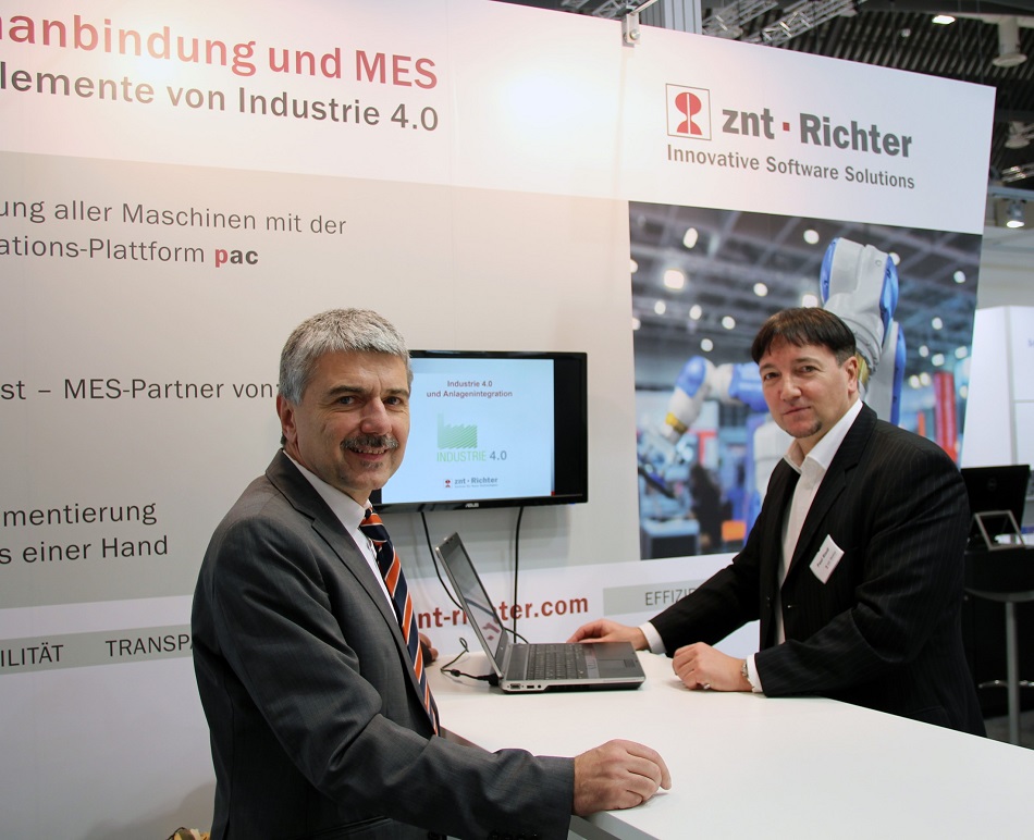 Hans Mayer (li.) und Paul Riedl (re.) auf der SPS IPC Drive 2015 (Bildquelle: @ znt-Richter)