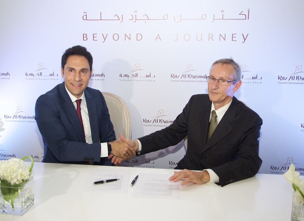 Unterzeichnung Accessible Tourism Code of Good Conduct, Haitham Mattar, RAKTDA& Ivor Ambrose, EN Unterzeichnung Accessible Tourism Code of Good Conduct, Haitham Mattar, RAKTDA& Ivor Ambrose, EN