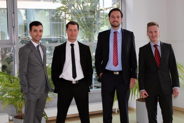Die ersten Mitarbeiter am Standort München. V.l.n.r.: S. Dögen, M. Müller, P. Arnold und G.Endres Die ersten Mitarbeiter am Standort München. V.l.n.r.: S. Dögen, M. Müller, P. Arnold und G.Endres