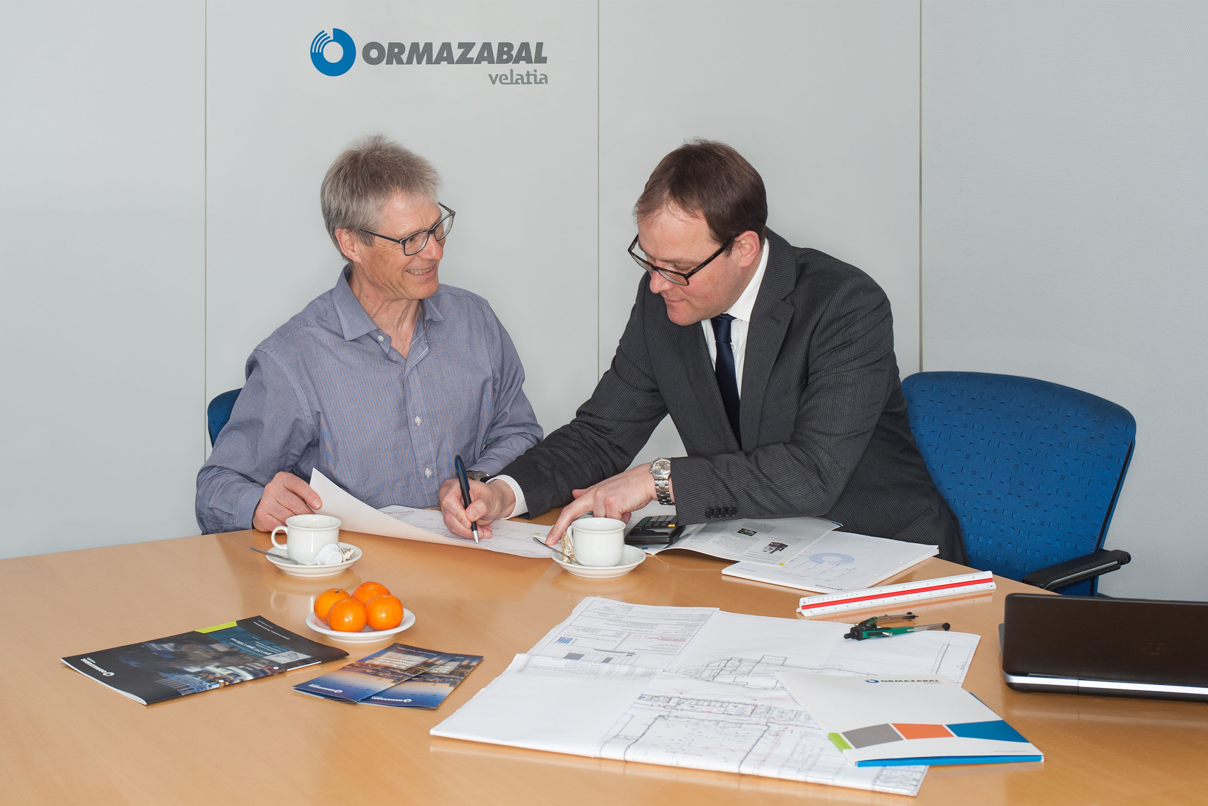 Ormazabal-Mitarbeiter unterstützen Planer und Ingenieure bei Fragen zur Mittelspannung.