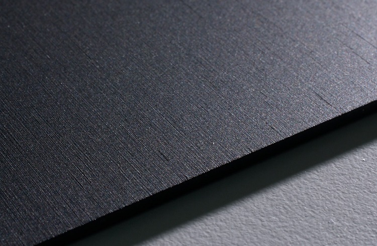 Modifizierte Aluminium-Komponente für eine dekorative Anwendung als gebürstete Keramik. Modifizierte Aluminium-Komponente für eine dekorative Anwendung als gebürstete Keramik.