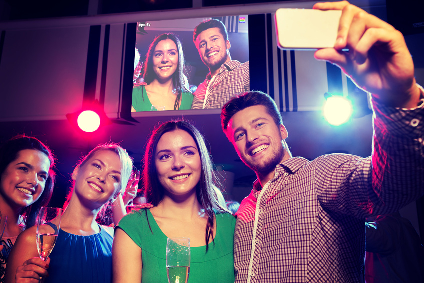 Abi-Ball und Abi-Treffen mit der Selfiewall - Partyfotos vom Handy direkt auf die Beamerleinwand pos Abi-Ball und Abi-Treffen mit der Selfiewall - Partyfotos vom Handy direkt auf die Beamerleinwand pos