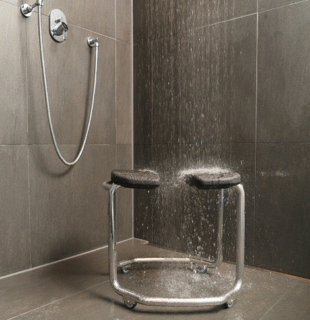 Sicheres und hygienisches Duschen im Sitzen mit dem innovativen Duschhocker"Spa" von SALJO