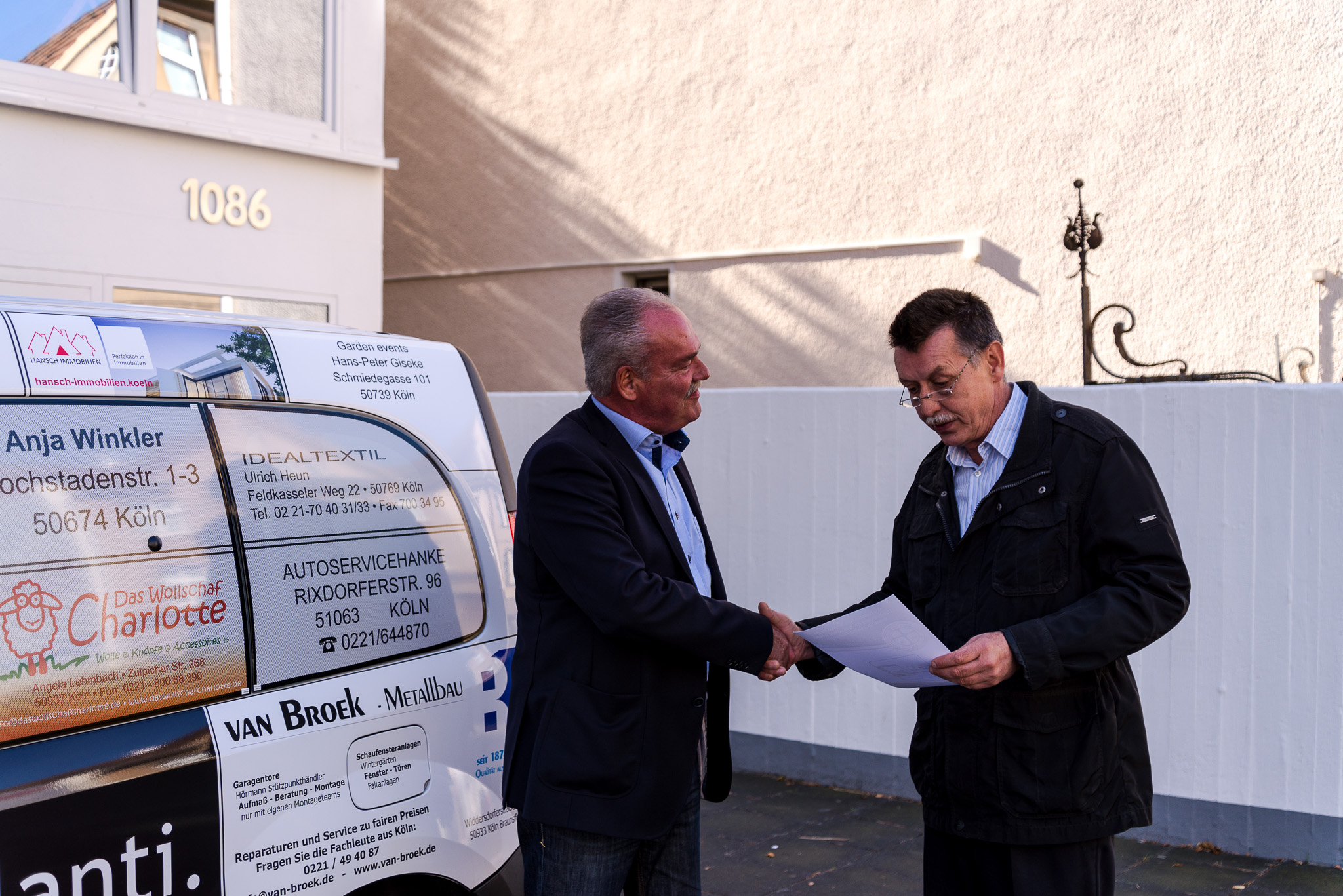 v. r. Heinz-J. Nessmann Vorstand Hilfswerk für Senioren e. V., Jürgen Hansch Hansch Immobilien Köln) v. r. Heinz-J. Nessmann Vorstand Hilfswerk für Senioren e. V., Jürgen Hansch Hansch Immobilien Köln)