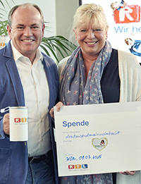 RTL-Moderator überreichte Ester Peter von KinderLeben den Spendenscheck. RTL-Moderator überreichte Ester Peter von KinderLeben den Spendenscheck.