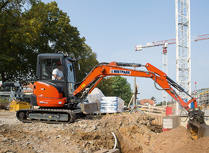 Ein Kompaktbagger von HKLübernimmt Aushubarbeiten beim Bau neuer Mietwohnungen in Dresden. Ein Kompaktbagger von HKLübernimmt Aushubarbeiten beim Bau neuer Mietwohnungen in Dresden.