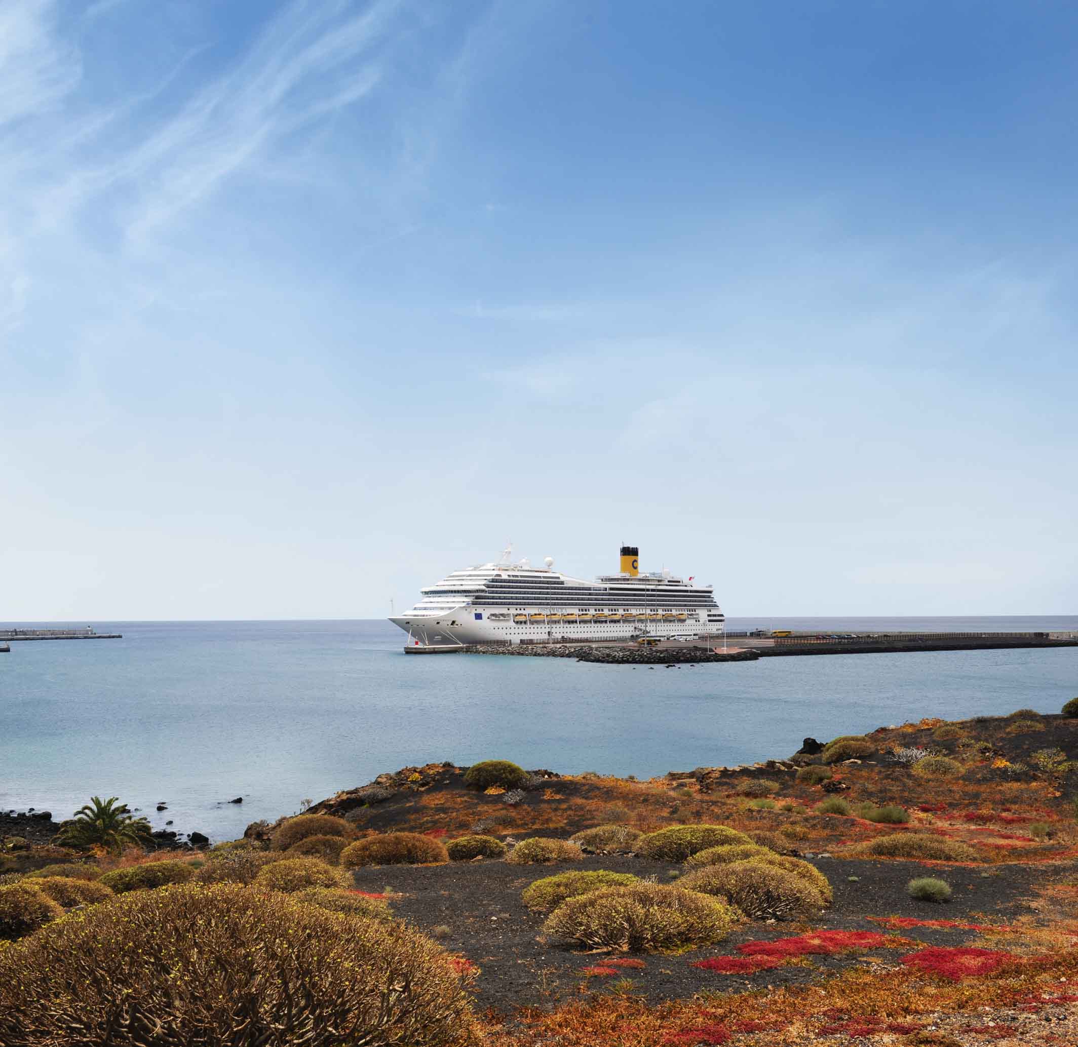 Ein Kreuzfahrtschiff vor der malerischen Kulisse Lanzarotes. Ein Kreuzfahrtschiff vor der malerischen Kulisse Lanzarotes.