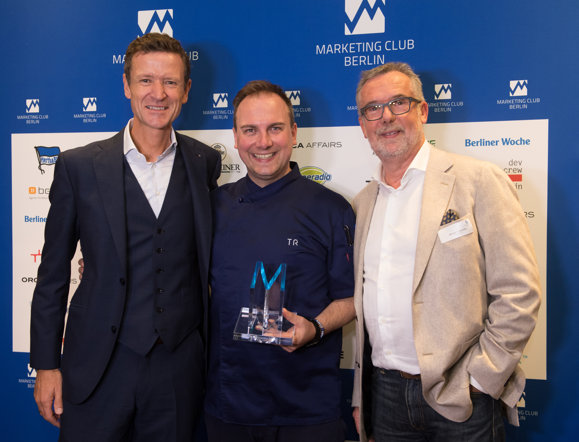 Von links: Thomas E. Herrich, Präsident MC Berlin, Tim Raue, Michael T. Schröder, Ehrenpräsident MC