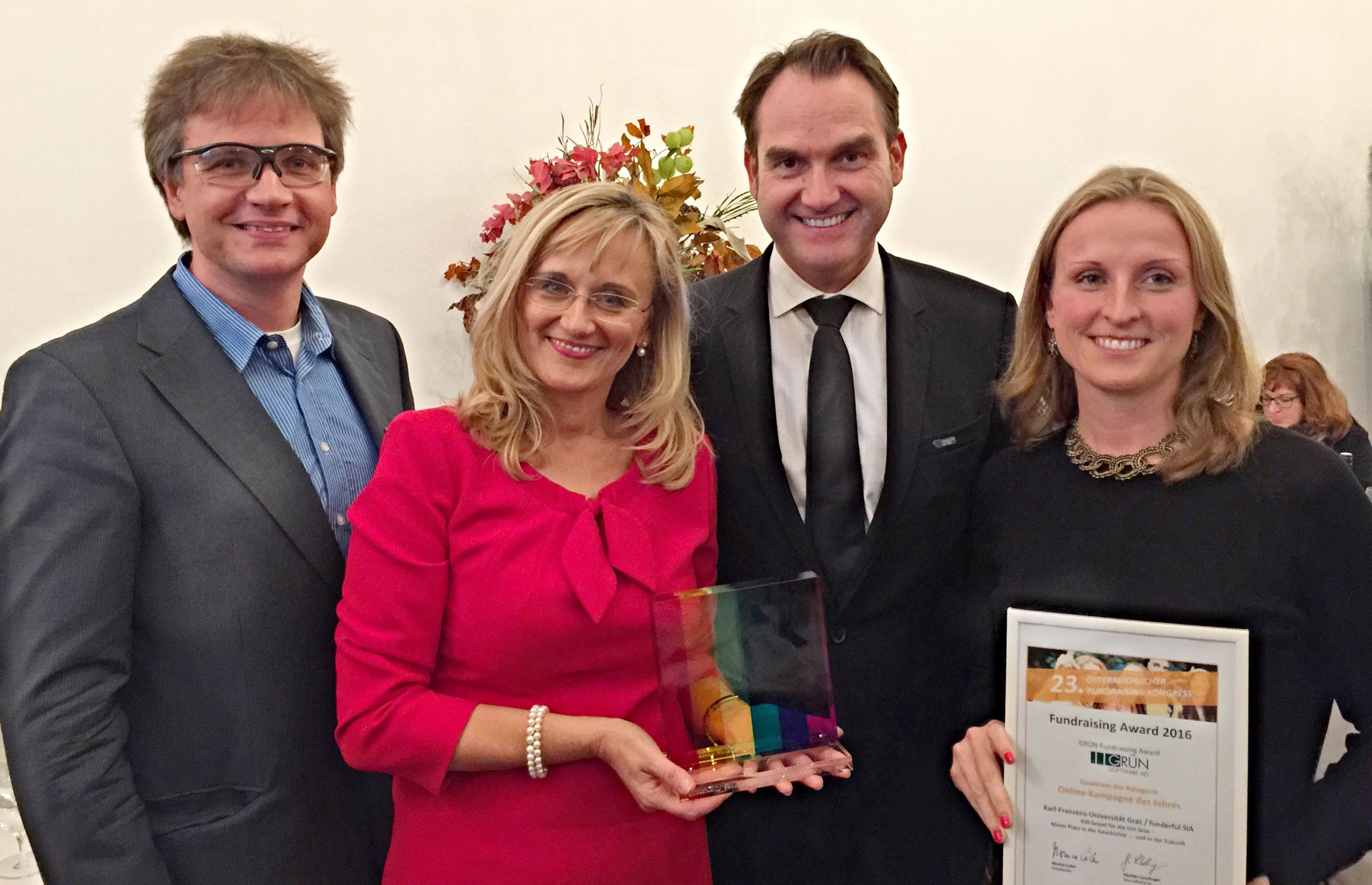 GRÜN Fundraising Award 2016 für die beste Online-Kampagne des Jahres an die Uni Graz verliehen.