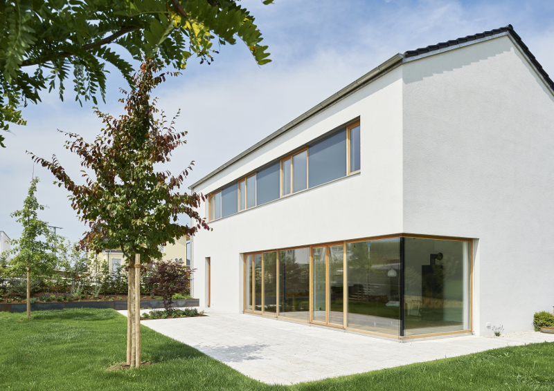 Noch enger verbunden als bei diesem Einfamilienhaus sind die Baustoffe Ziegel und Holz im neuen Maue