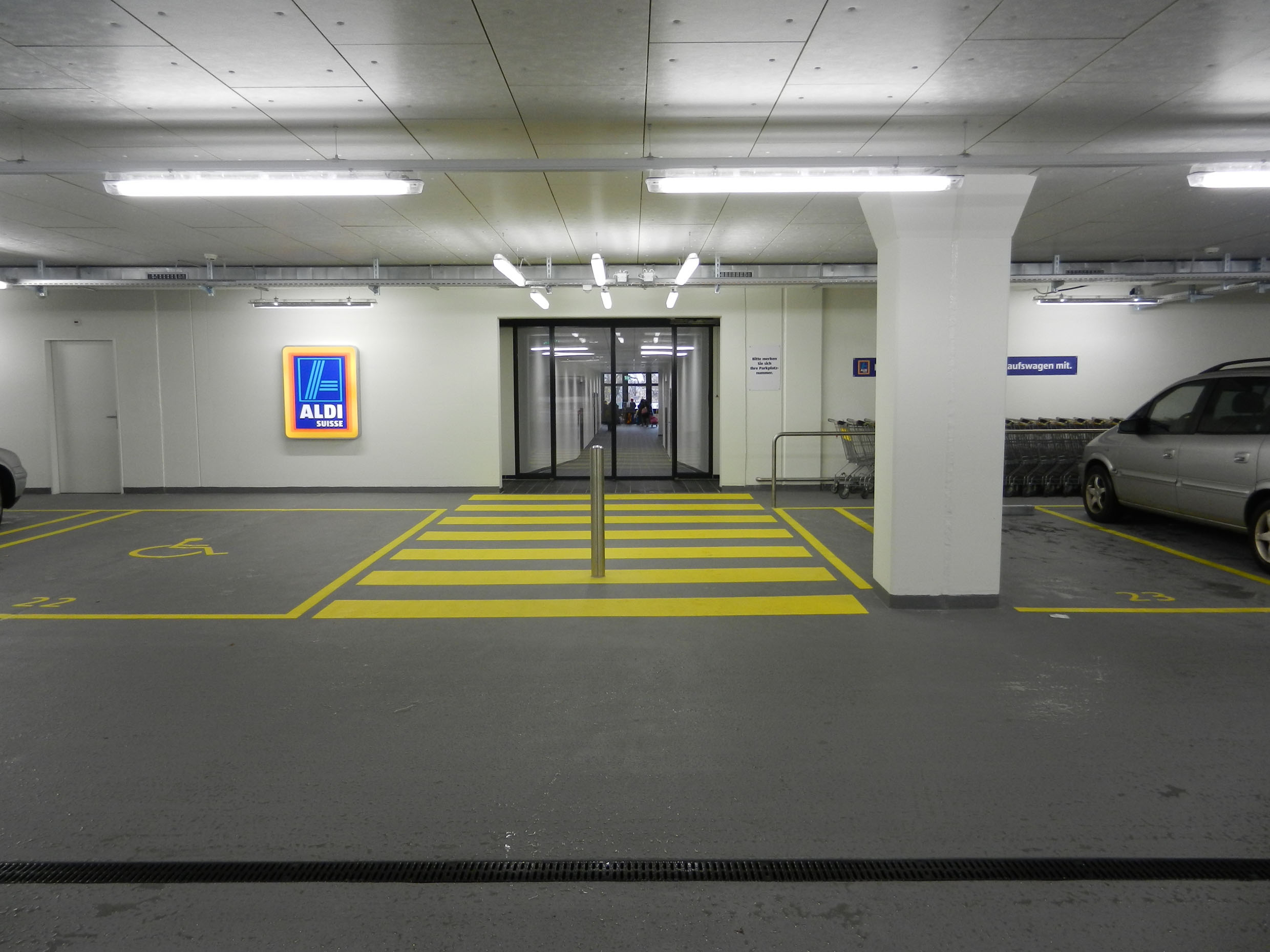 Das Parkhaus Guggisberg ist nach der Sanierung mit Triflex DeckFloor vor Feuchtigkeit geschützt. Das Parkhaus Guggisberg ist nach der Sanierung mit Triflex DeckFloor vor Feuchtigkeit geschützt.