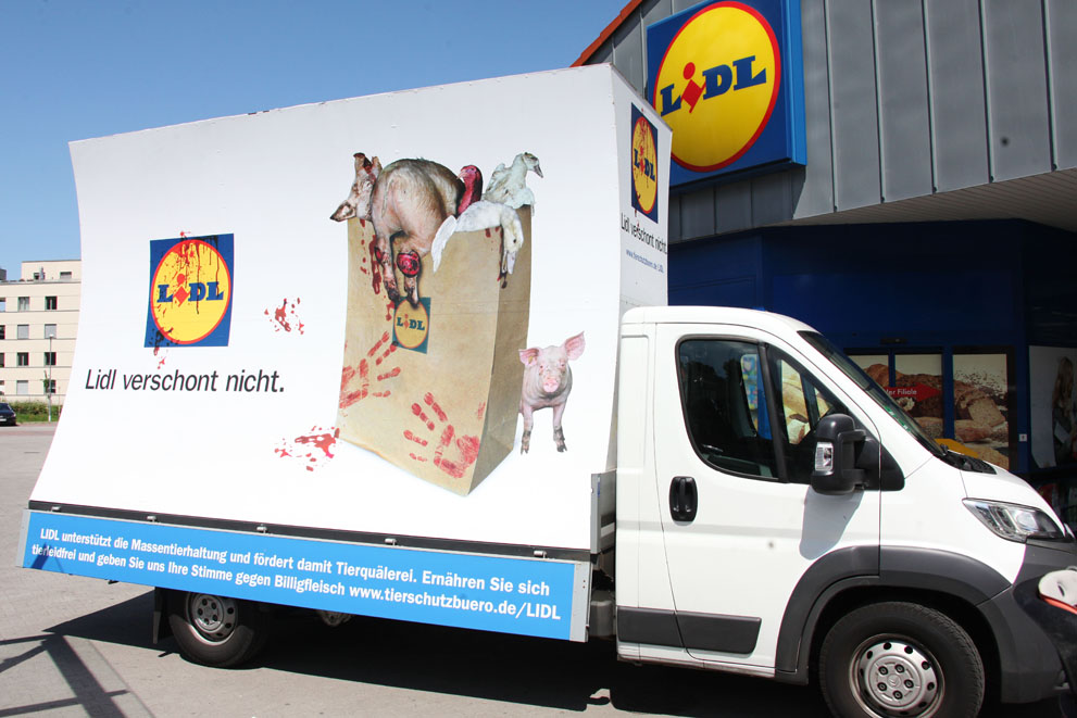 Plakatwagen zum Thema Massentierhaltung kommt nach Mainz. Plakatwagen zum Thema Massentierhaltung kommt nach Mainz.