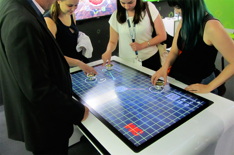 Interaktiver Tisch mit LCD Touchscreen, MultiTouch-Interaktion und Objekt-Erkennung Interaktiver Tisch mit LCD Touchscreen, MultiTouch-Interaktion und Objekt-Erkennung