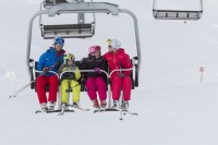 Familie am Sessellift in der Wildkogel-Arena Neukirchen und Bramberg