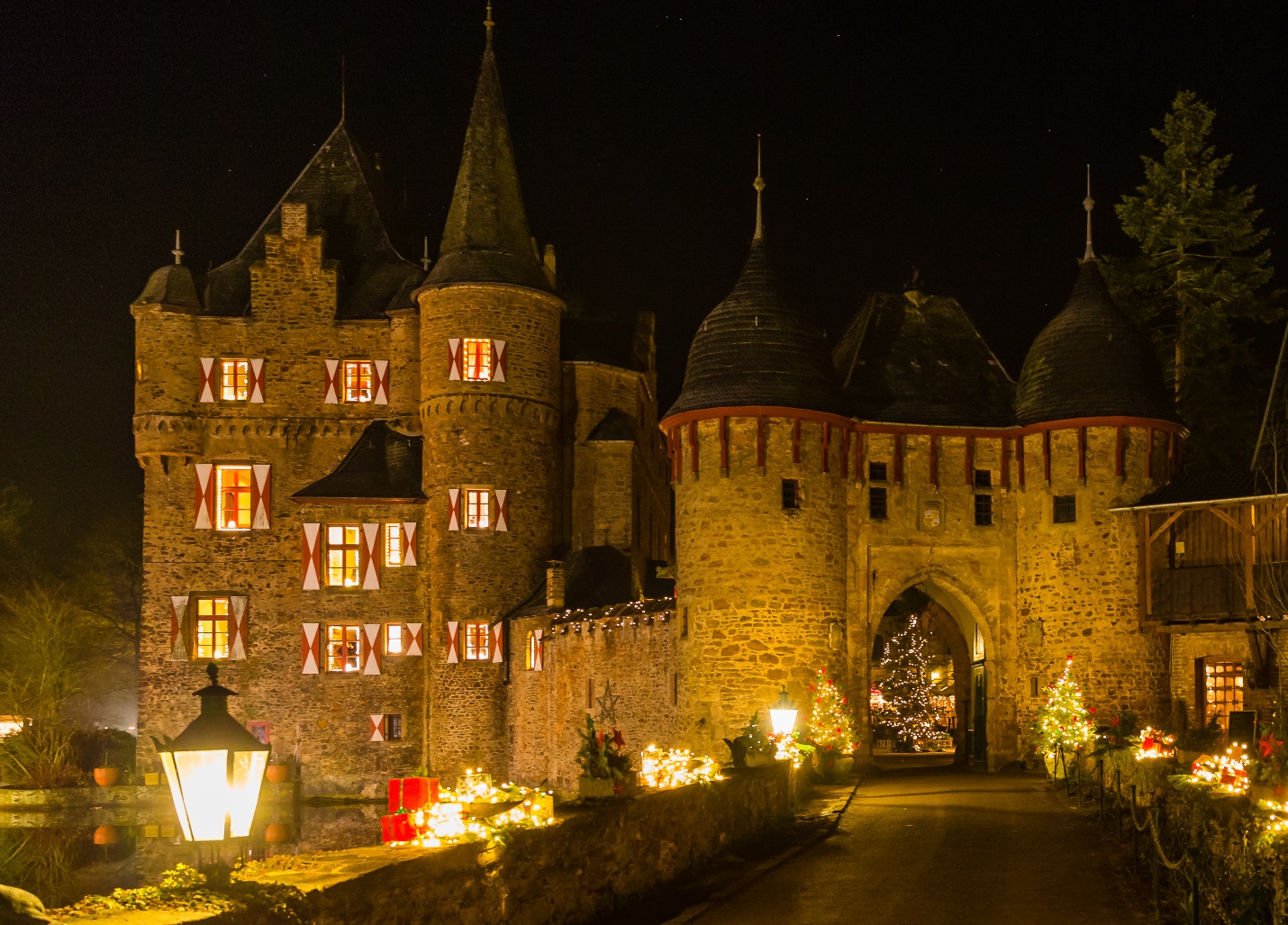 Weihnachten Burg Satzvey. Fotograf: Mike Göhre/Der Fotoschmied Weihnachten Burg Satzvey. Fotograf: Mike Göhre/Der Fotoschmied