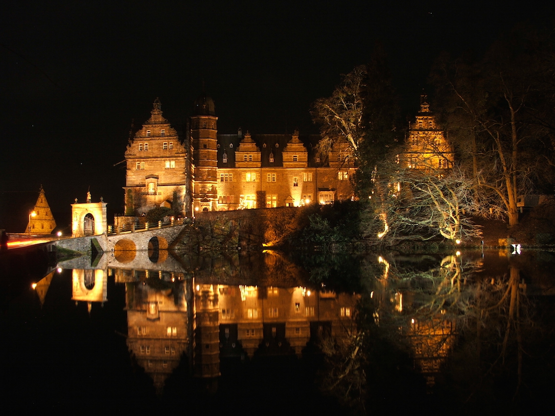 Schloss Hämelschenburg in weihnachtlichem Glanz (Bildquelle: Schloss Hämelschenburg) Schloss Hämelschenburg in weihnachtlichem Glanz (Bildquelle: Schloss Hämelschenburg)