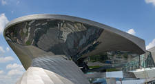 BMW Welt, München, 20.000 qm Lochblech-Fassaden und Innendecke aus Edelstahl-Lochblechen BMW Welt, München, 20.000 qm Lochblech-Fassaden und Innendecke aus Edelstahl-Lochblechen