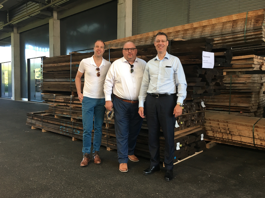 Helmut Arend und Lars Henckel (v.r.n.l.) mit Interieur-Spezialist Michael Schmitz Helmut Arend und Lars Henckel (v.r.n.l.) mit Interieur-Spezialist Michael Schmitz