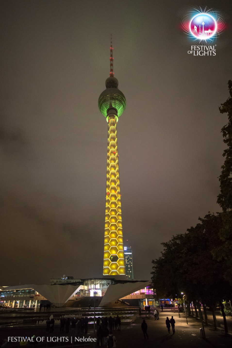 Das Team Magic Innovations aus der Ukraine ist der Publikumssieger auf dem Berliner Fernsehturm im F Das Team Magic Innovations aus der Ukraine ist der Publikumssieger auf dem Berliner Fernsehturm im F
