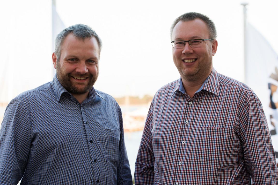 Sebastian Pönsgen und David Muggli (re.) arbeiten nun im Vorstand der PRIOGO AG zusammen.