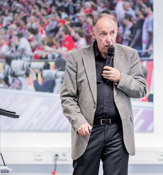 HdWM-Präsident Prof. Dr. Michael Nagy beim Impulsreferat vor der DFL-Vollversammlung. Foto: DFL/DFB