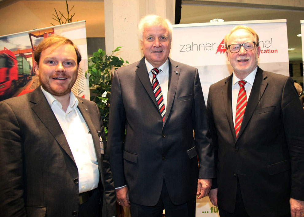 Ministerpräsident Seehofer (M.) und MU-Vorsitzender MdB Dr. Michelbach (r.) am Messestand. (Bildquel