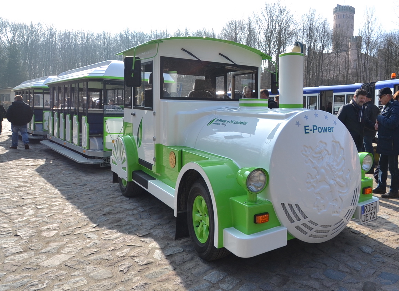 Fährt rein elektrisch: Der Jagdschloss-Express auf Deutschlands größter Insel. Fährt rein elektrisch: Der Jagdschloss-Express auf Deutschlands größter Insel.