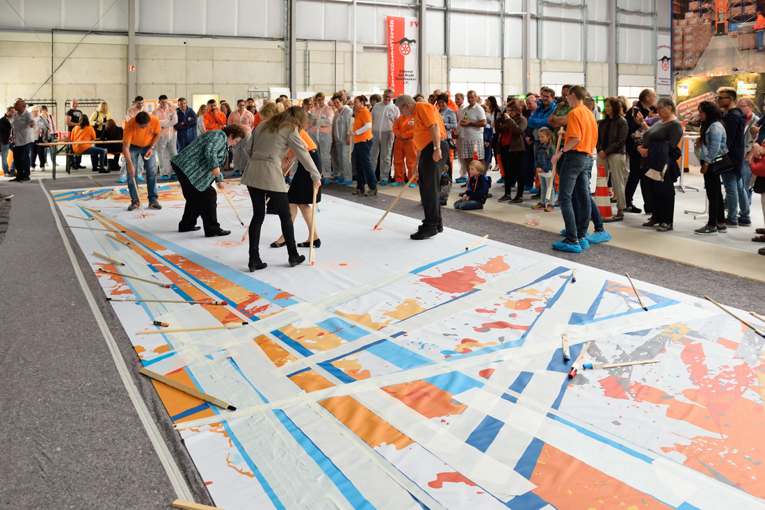 Action Painting in der ersten fertigen Lagerhalle. Weitere Lagerfläche findet man im zweiten und bal Action Painting in der ersten fertigen Lagerhalle. Weitere Lagerfläche findet man im zweiten und bal