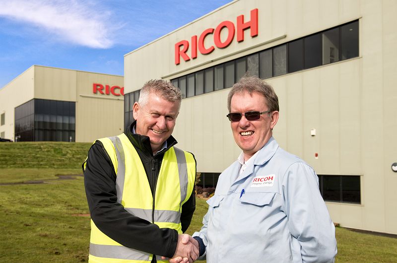 Ian Woodhouse, Business Develop-ment Manager bei Efaflex, mit Alan Blakemore von Ricoh. Ian Woodhouse, Business Develop-ment Manager bei Efaflex, mit Alan Blakemore von Ricoh.
