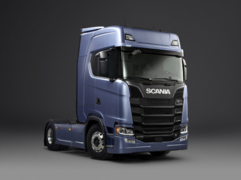 Im Mittelpunkt des Stands von SABIC wird das LKW-Modell